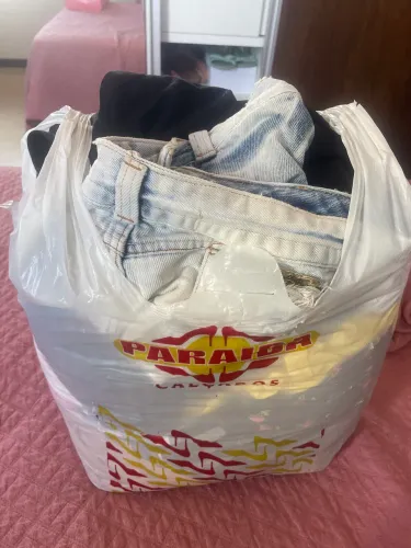 Vendo sacola com um monte de roupa femenina