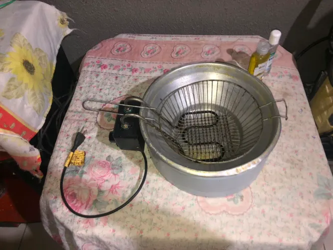 Chapa de Bauru e fritadeira de batatinha