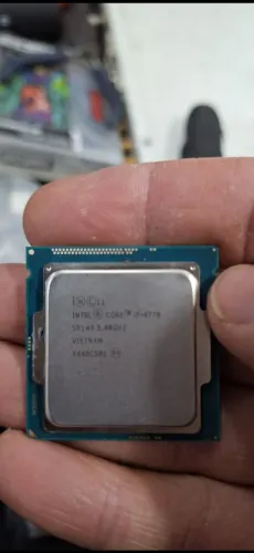 Intel Core i7-4770 (de 4ª geração, socket LGA 1150).