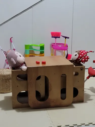 Mesa montessori com duas cadeiras