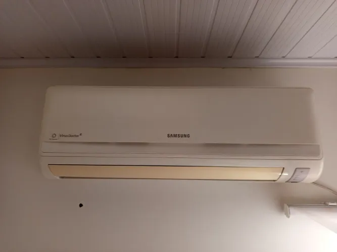 9000 BTU Samsung ele está bem conservado