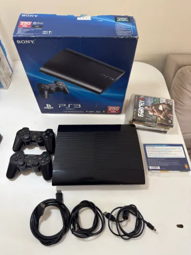PlayStation 3 250GB + 2 controles e 4 jogos