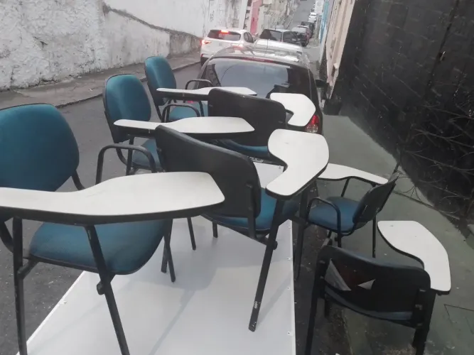07 cadeiras azul para estudante 60$ cada .
