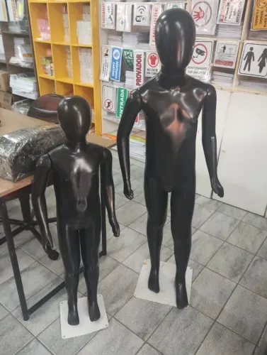 Manequim infantil 4 a 6 anos na cor preta 