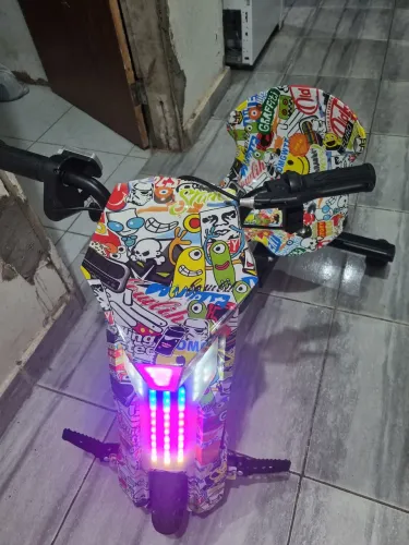Triciclo elétrico 100kg amortecedor 3 velocidades leds embaixo e na frente