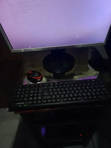 Mine pc montado em caixa de Xbox one e TV de 22"