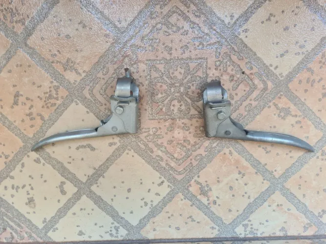 Par de manetes antigos para bicicleta