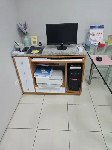 Mesa para computador com tampo em granito