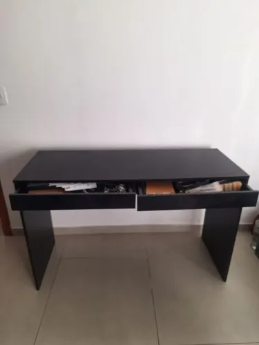 Vendo mesa de escritório com 2 gavetas com cadeira