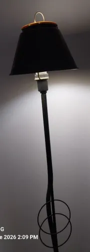 Luminária De Canto Em Metal