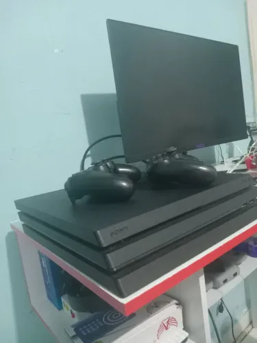 Playstation 4 Pro 1 TB + 3 Controles