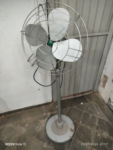 Ventilador de coluna regulável antigo