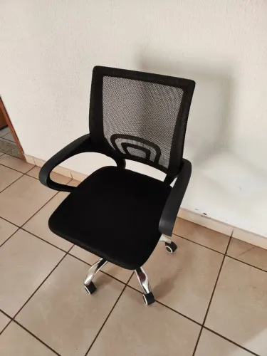 Cadeira de escritório giratória com rodinhas