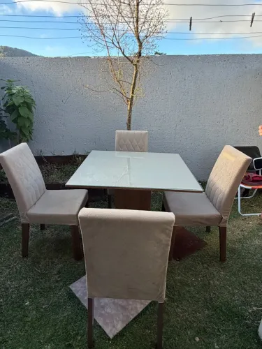 Mesa 4 lugares com cadeiras acolchoadas