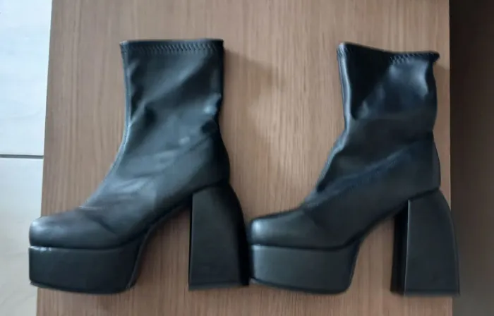 Bota Meia Pata Salto Bloco<br><br>Tamanho: 36