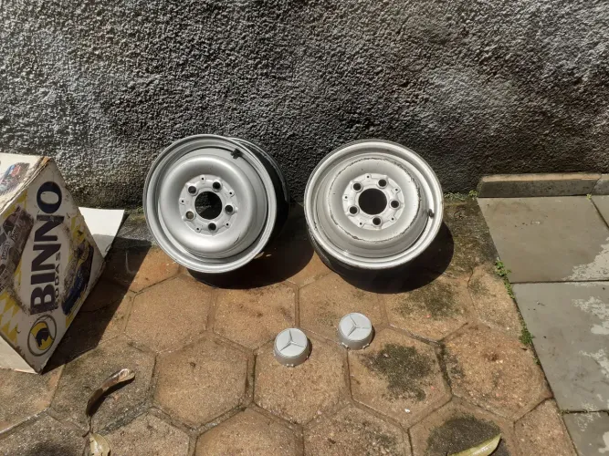 2 Rodas aro15 , 5 Furos , Sprinter , com calotinhas originais