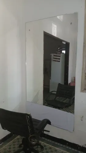 Cadeira de salão com suporte para secador junto com um espelho