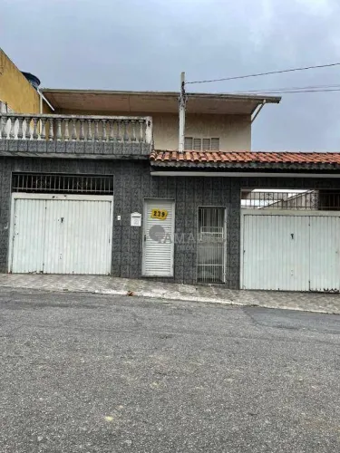 Sobrado frontal com 3 quartos sendo 1 suíte, quintal, edícula à venda, 180 m² por R$ 640.0