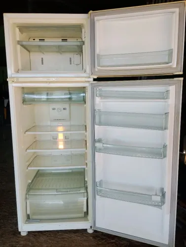 Geladeira Brastemp três meses de garantia, parcelamos no cartão.