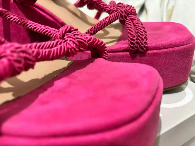 Sandália linda rosa choque e estilosa!