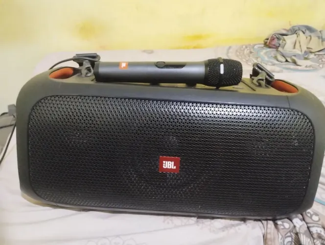 Caixa de som JBL com Microfone 