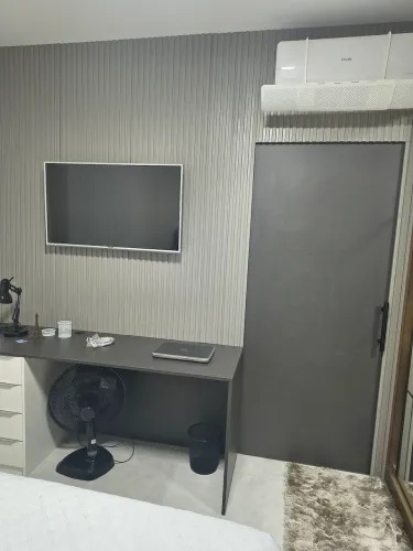Móvel com escrivaninha e porta de correr