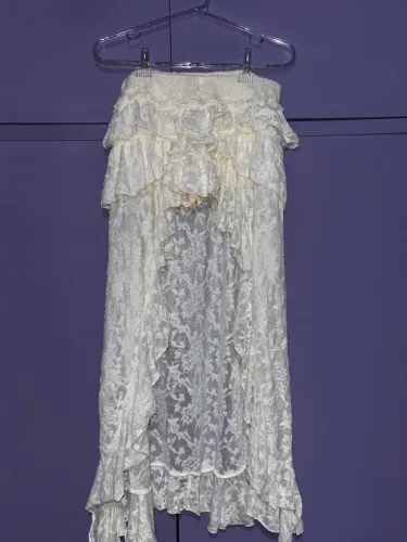 Saia Assimétrica com Camadas de Renda