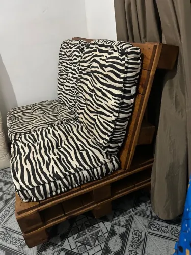 Sofá de pallet 2 lugares com almofadas