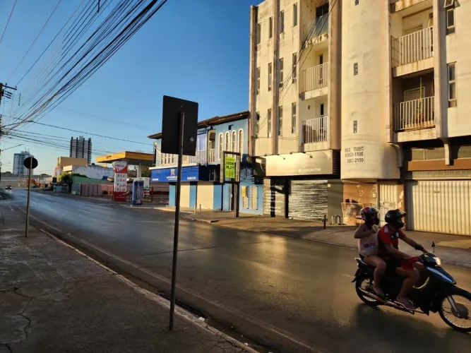 Aluga - se apto no centro de Várzea Grande .