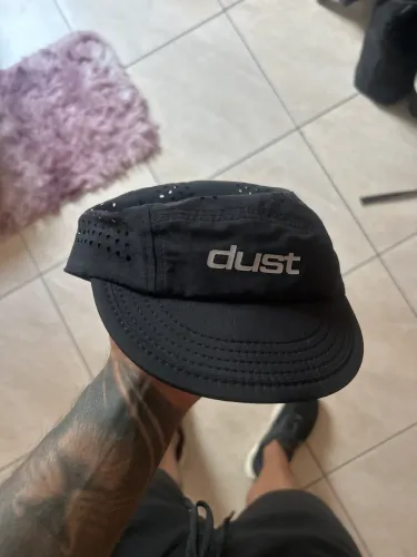 Boné Dust