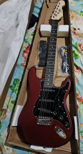 Guitarra Konig Stratocaster Vermelha Metálica - Seminova na Caixa