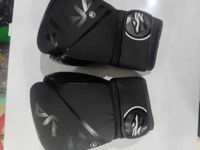 Kit Luva boxe ,nova / naja +  ( protetor bucal + 1 par de bandagens )