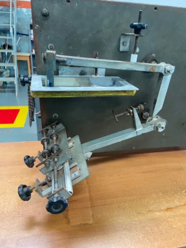 Máquina cilíndrica semiautomática para canetas