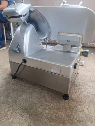 Máquina de fatiar Sirman 220v (Robusta)