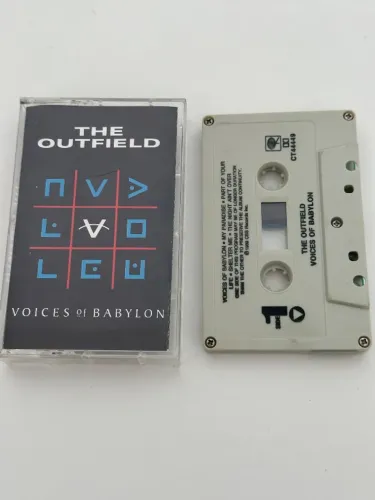 Fita Cassete The Outfield - Voices of Babylon - Original Columbia