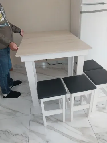 Mesa com 4 banquetas