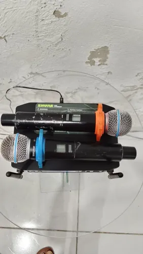 Microfone sem fio shure.