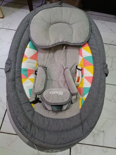 Cadeira para bebê,gira,toca música via bluetooth , vai com controle , usada poucas vezes