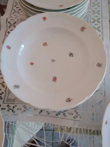 Jogo de pratos ( Porcelana Real - ANTIGUIDADE ).