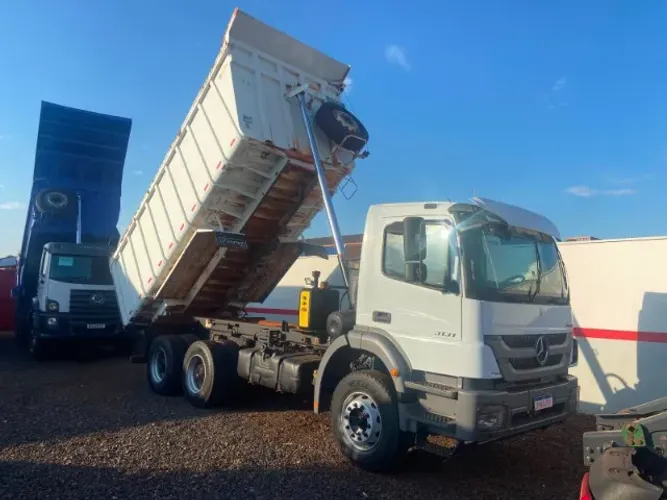 Mercedes Benz Axor 3131 ano 2022 com retarder basculante caçamba 22 metros