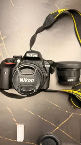 Nikon D3300 com lente 18-55 mm e acessórios