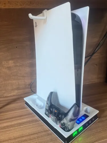 Ps5 mídia física/digital 2T +1 controle, +1 jogo, base refrigeradora.