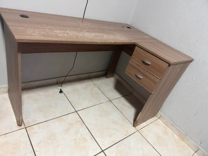 Mesa com gaveta