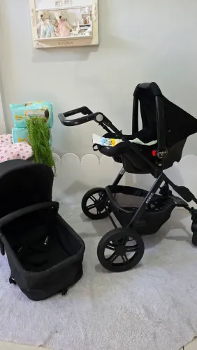 Carrinho de bebê com bebê conforto