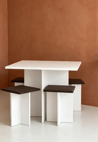 Mesa com 4 bancos em mdf