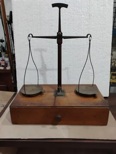 Balança Antiga 2 Pratos Caixa Madeira Gavetas (Usado)