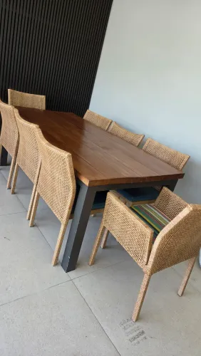 Mesa de jantar madeira e cadeiras em fibra