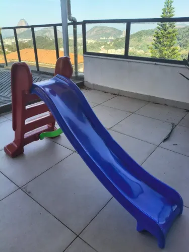 Escorregador Médio azul e vermelho com 3 degraus