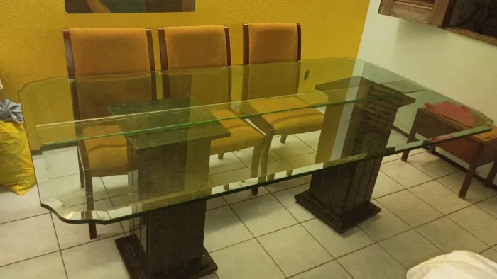 Mesa de vidro com base de pedra mármore
