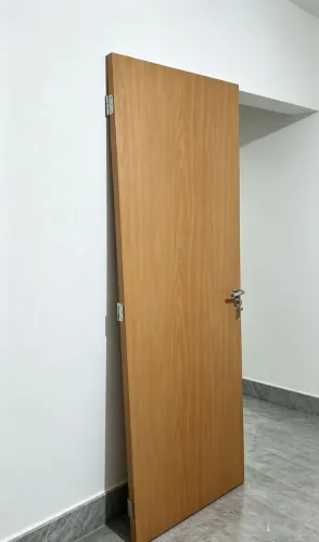 Porta com fechadura com as medidas 2.10cm e 72cm 